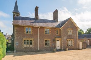 6 The Stables.- click for photo gallery